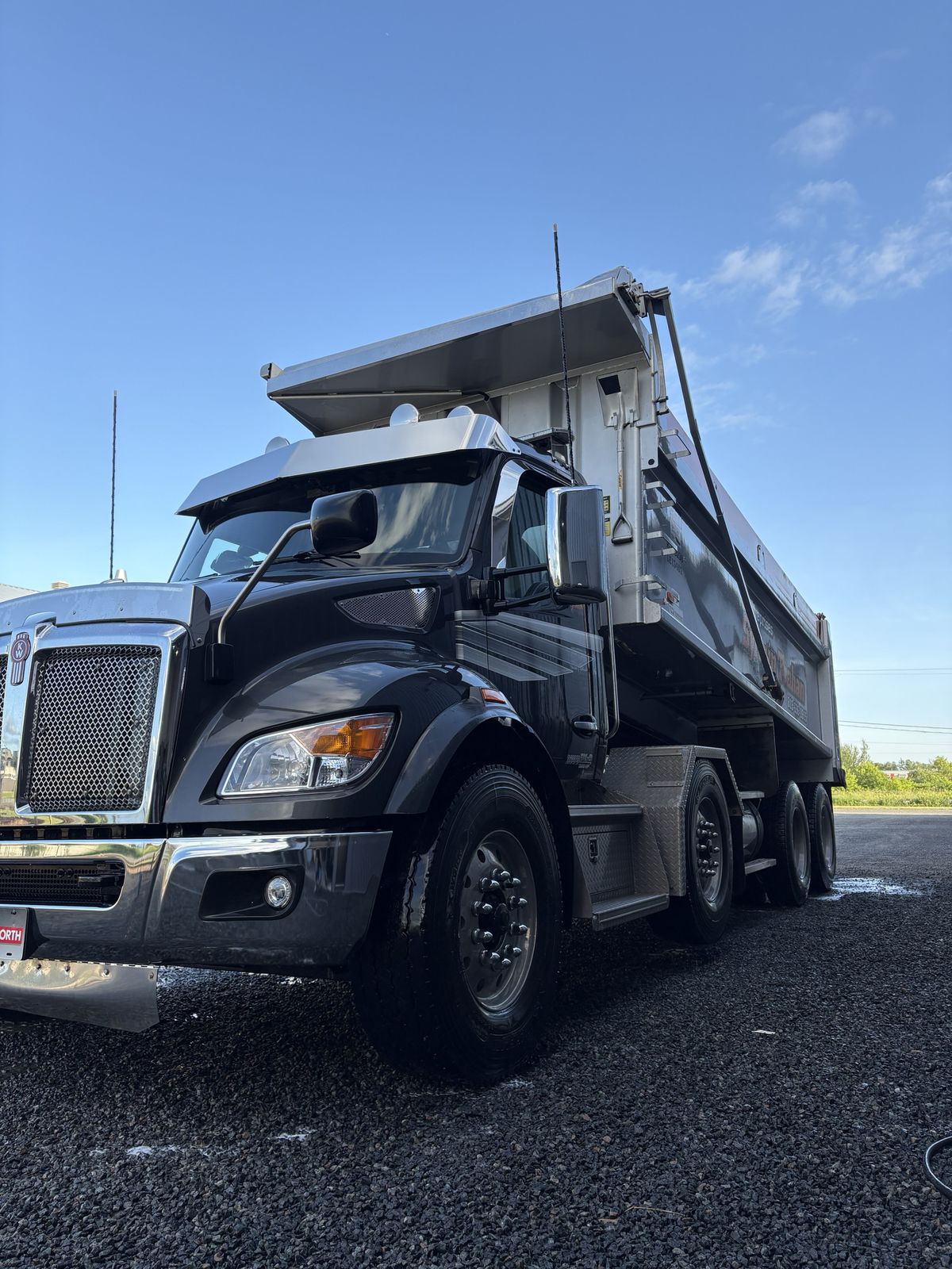 Camion lourd Kenworth fraîchement lavé
