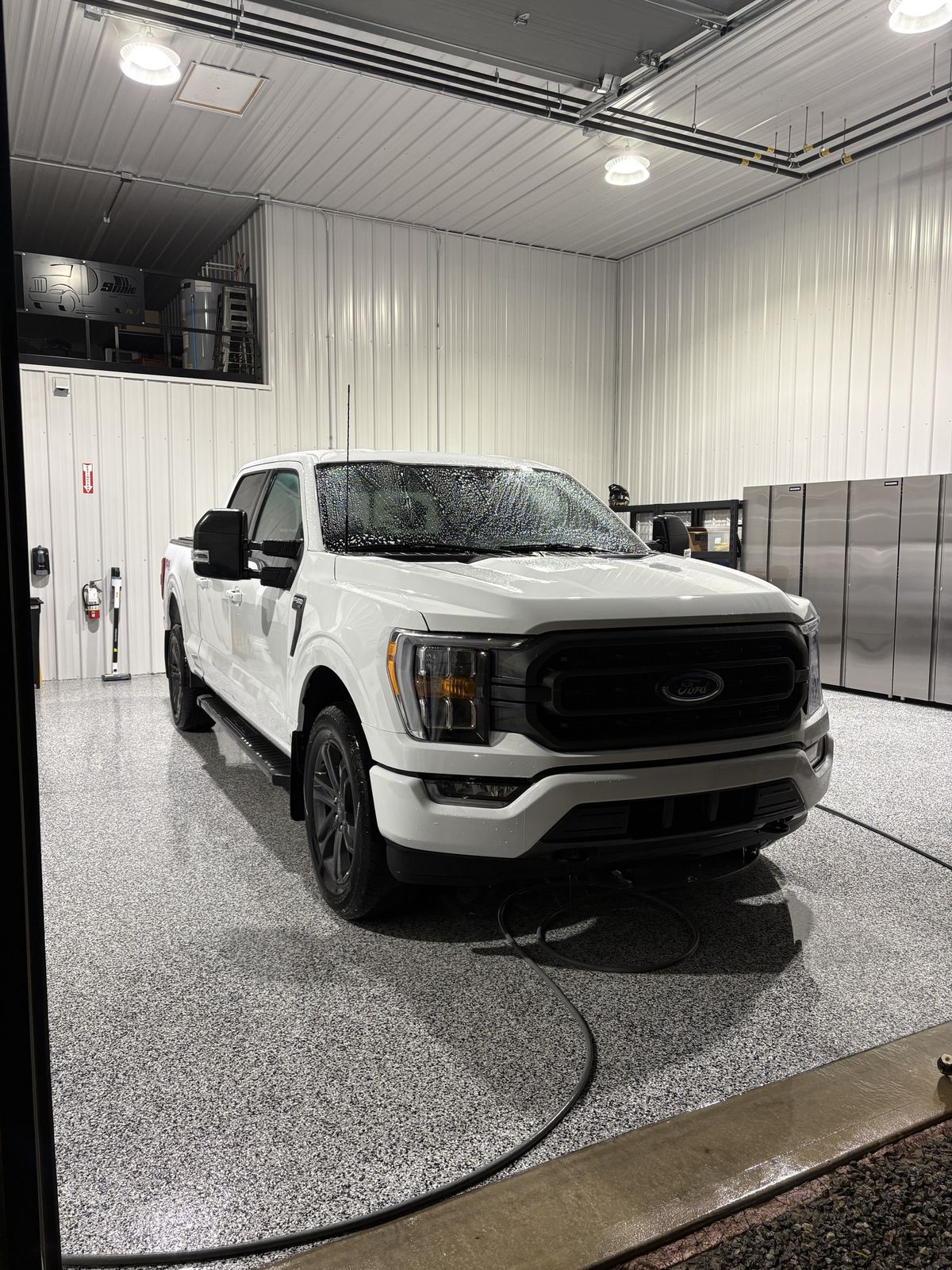 Ford F-150 blanc après lavage complet à l'atelier