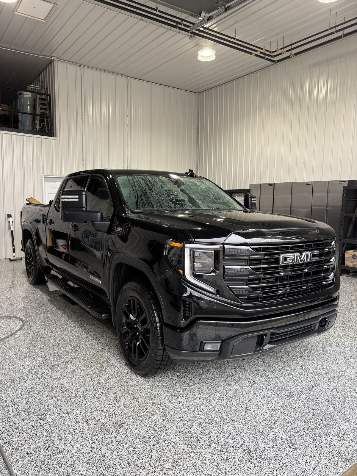 GMC Sierra noir fraîchement détaillé à l'atelier