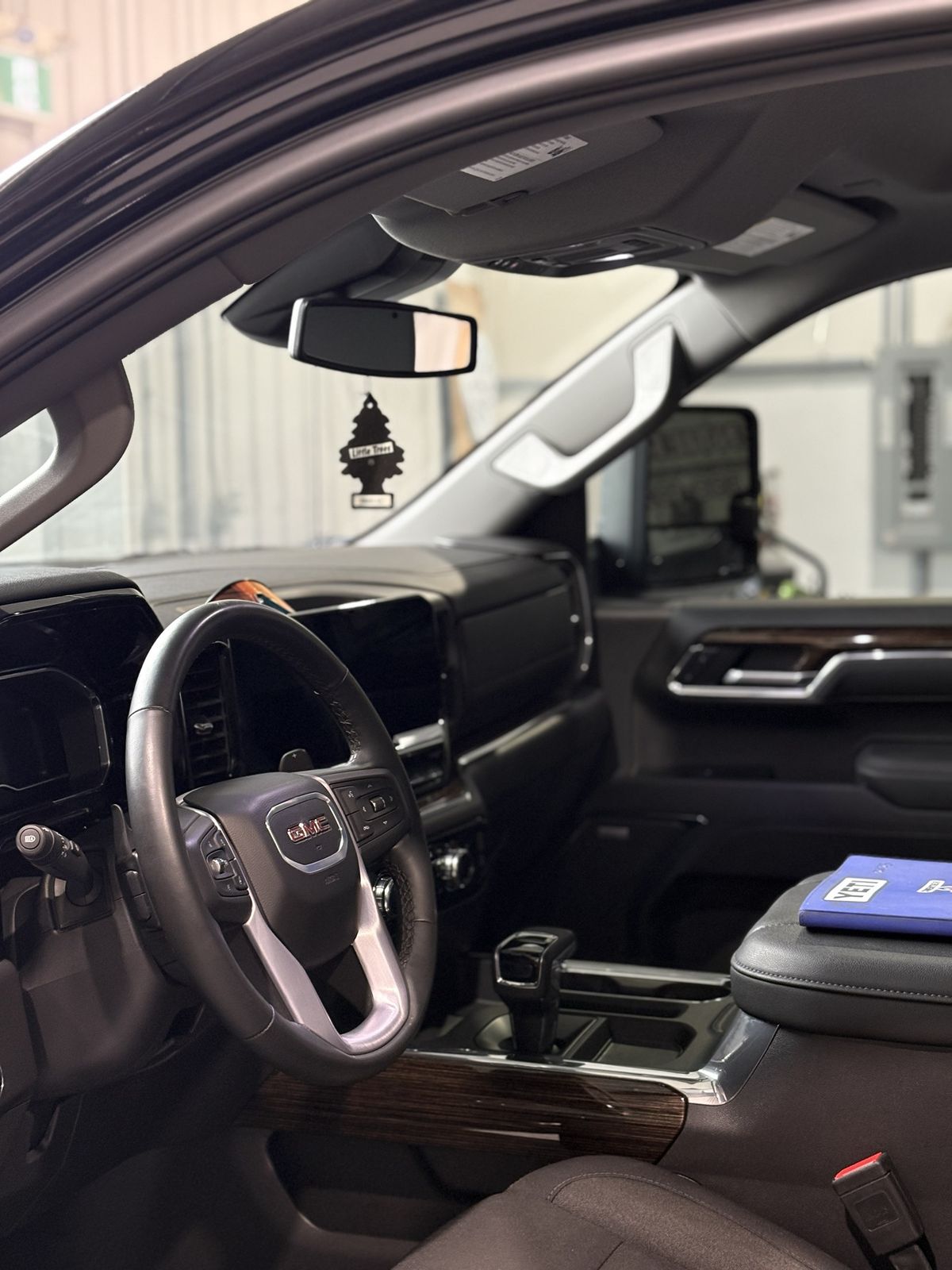 Intérieur de GMC Sierra impeccable après détaillage