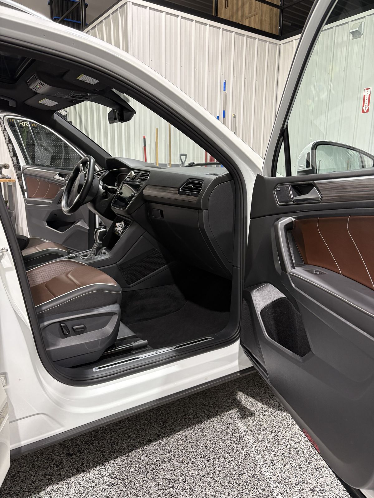 Intérieur cuir brun de Volkswagen Tiguan après détaillage