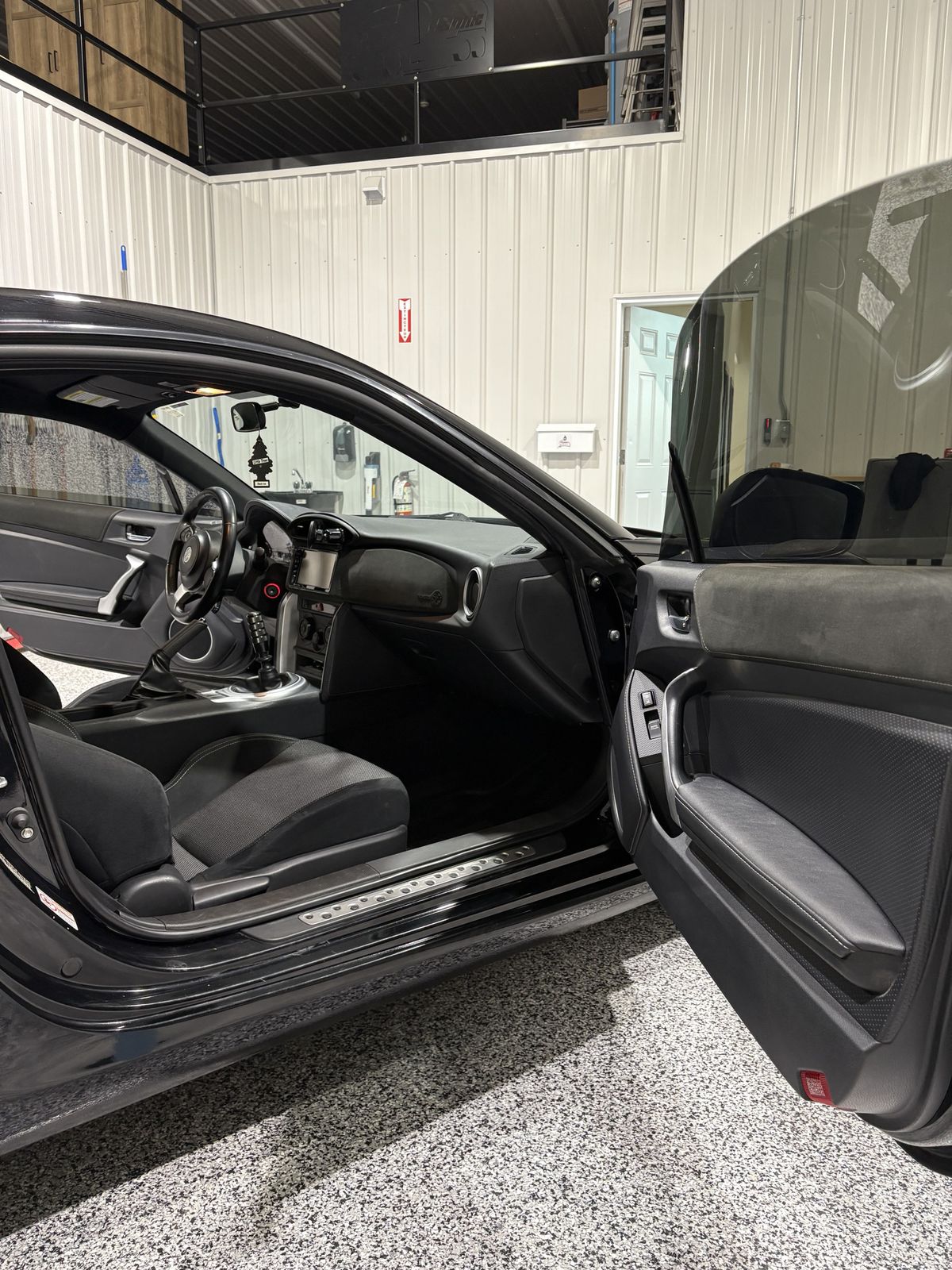 Intérieur de Toyota 86 après détaillage complet