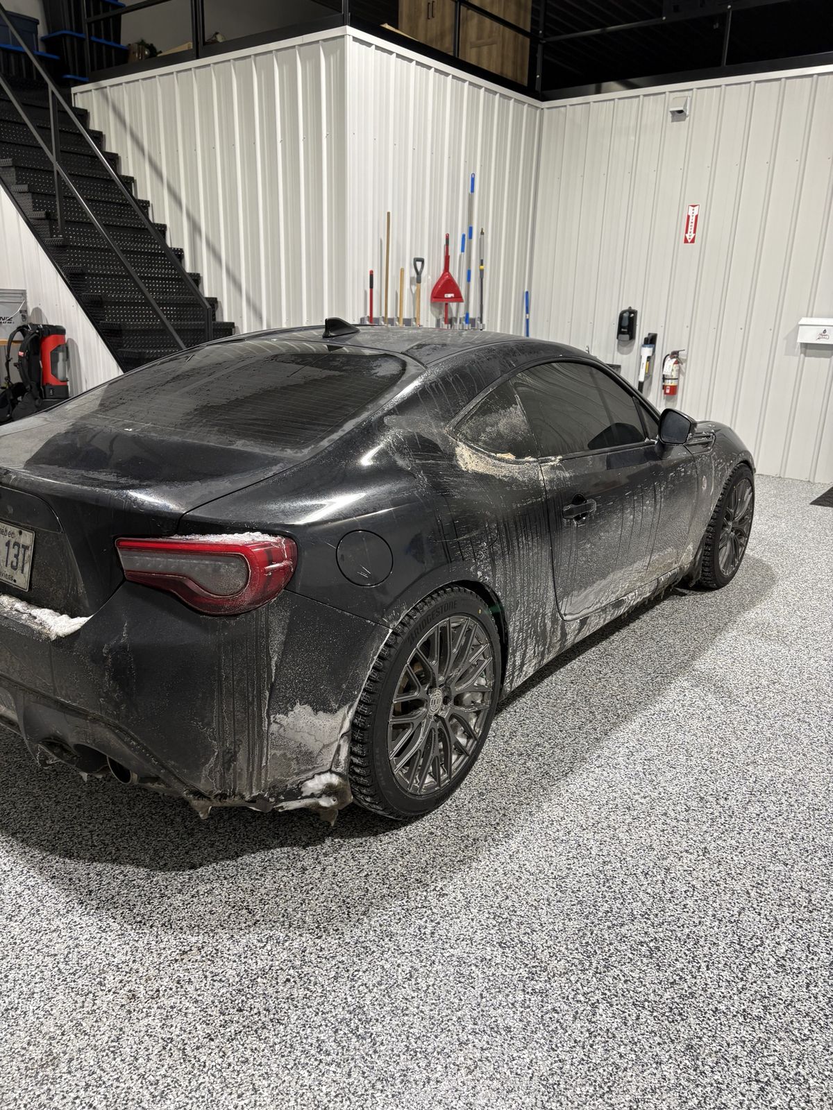 Toyota 86 avant lavage, couverte de calcium